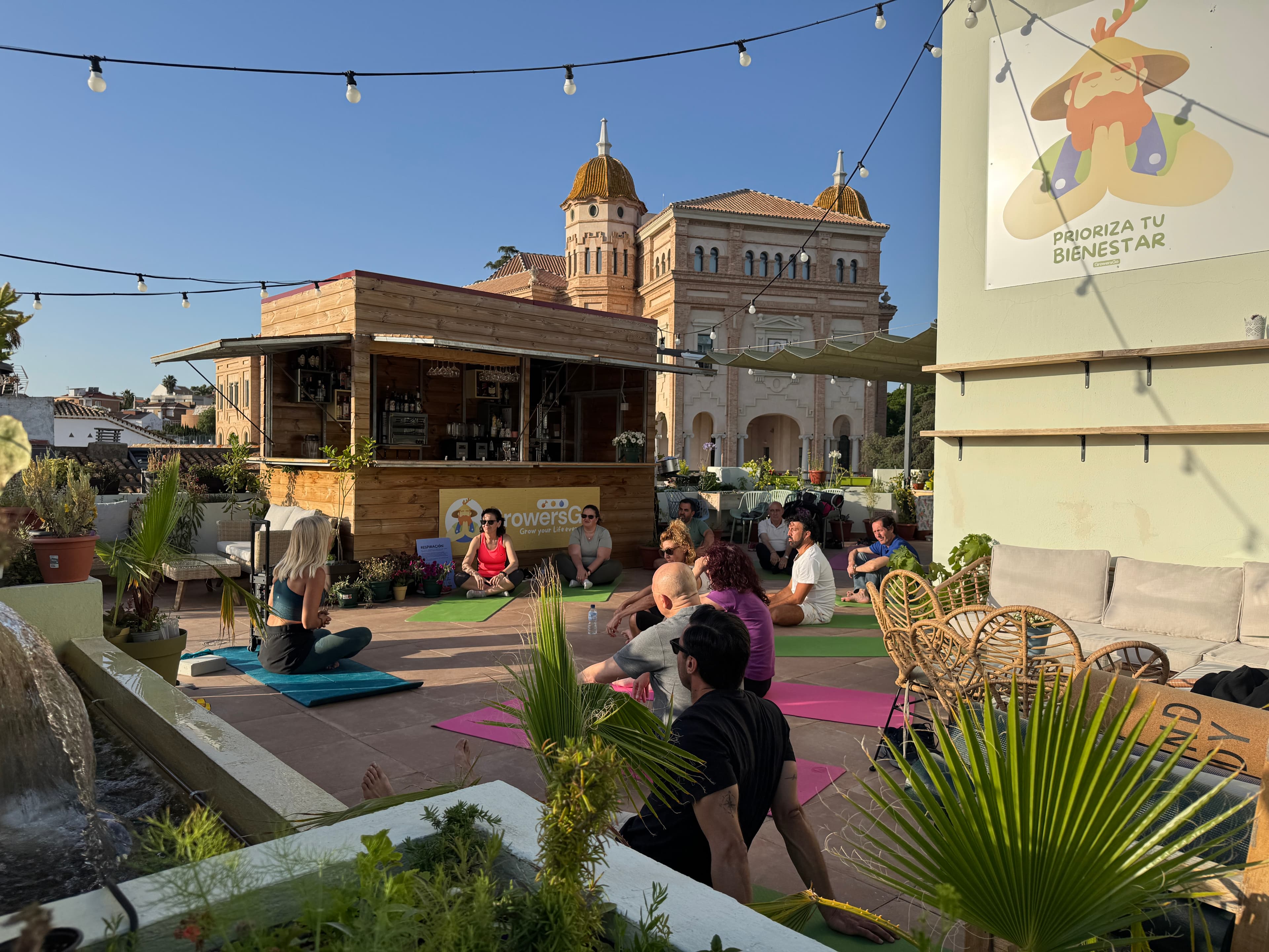 Academia de Bienestar - Sesión de yoga en terraza