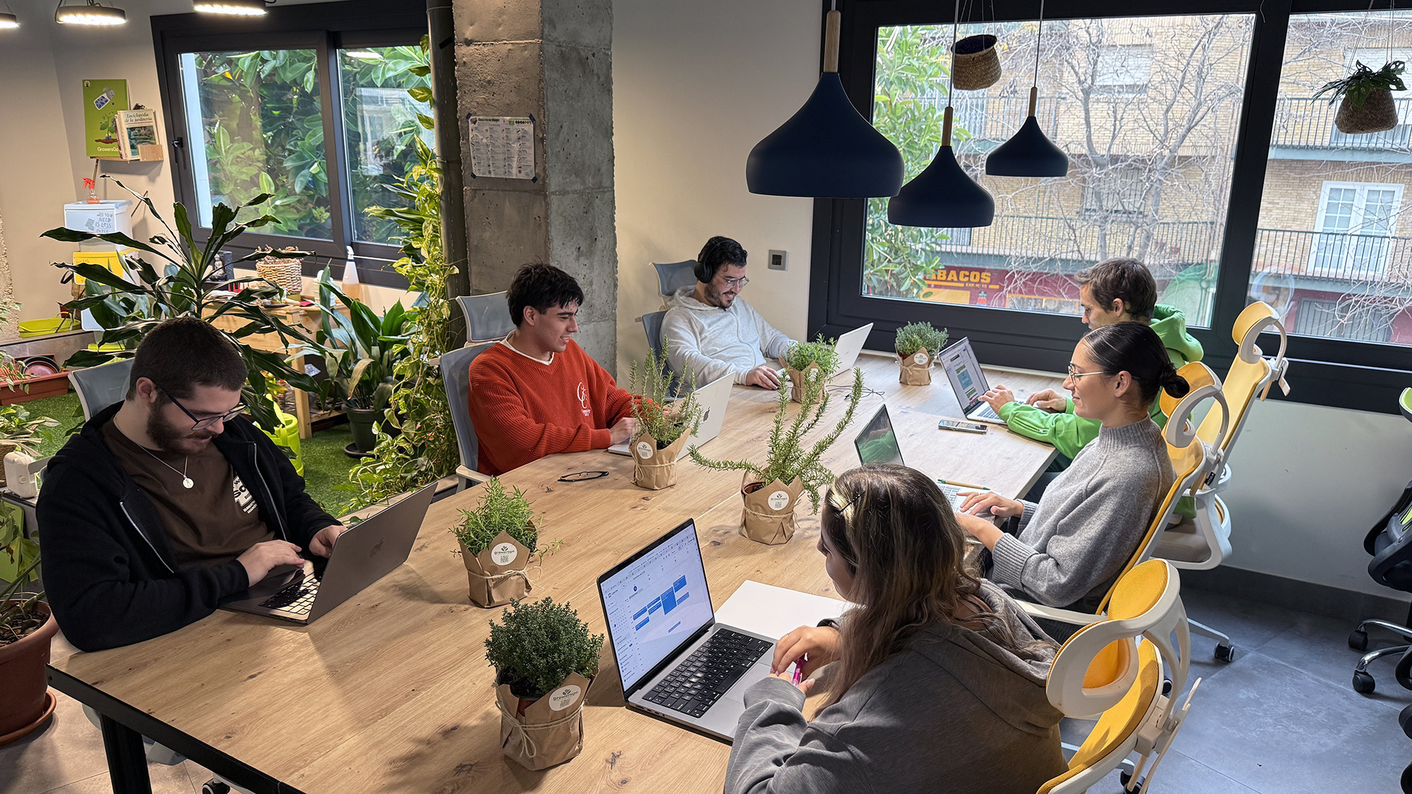 Person using the GrowersGo app